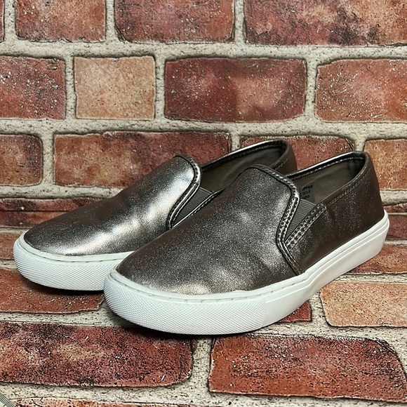 𝅺loft Slide on Sneakers, Size 7, Pewter (Silverish) Color, Flat Heel - Picture 1 of 8